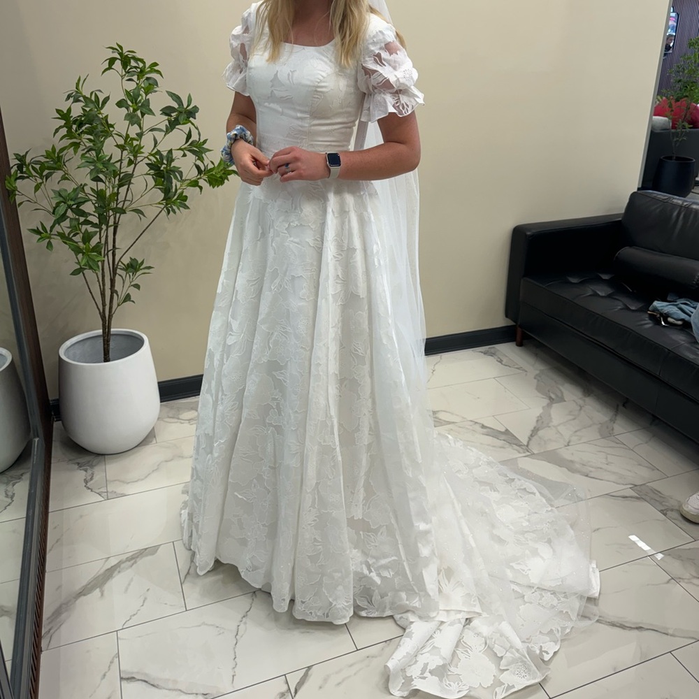 Modest Wedding Dress. Never been worn. Tags on. Fits like a size 8
